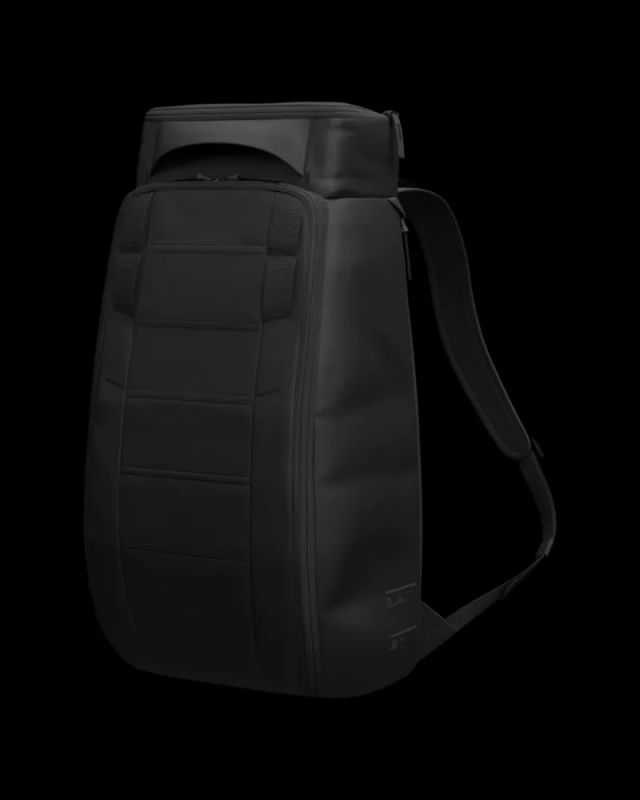 DB HUGGER 30L RYGGSEKK BLACK OUT