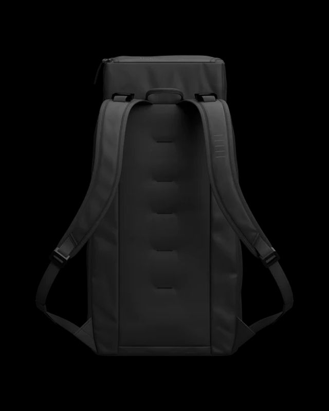 DB HUGGER 30L RYGGSEKK BLACK OUT